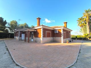 Casa a Yecla. Descubra esta hermosa villa ubicada en una tranquila zona reside