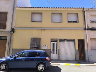 Casa adossada a Yecla. Exquisita casa adosada lista para entrar a vivir, ubicada en el