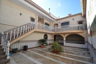 Maison à Algueña. Ubicada en el corazón del encantador pueblo de la algueña, esta