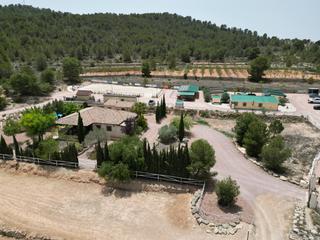 Casa a Monòver. Exclusiva finca ecuestre con residencia privada en las montañas