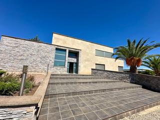 Casa a Yecla. Presentamos una lujosa propiedad moderna que le ofrece un estilo