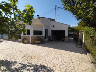 Casa a Centro. Tenemos esta casa de campo, muy cerca de la población, pero en u