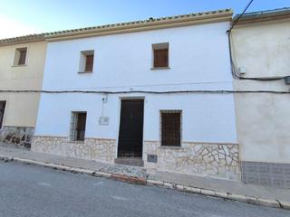 Casa adossada a Yecla. Esta casa adosada en el centro de raspay ofrece una oportunidad