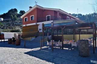 Masia a Petrer. Tenemos esta gran propiedad en venta.  una gran propiedad, así c