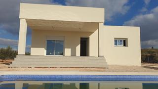 Casa en Pinoso. Precios de enero de 2024. listo en abril de 2024. calificación e