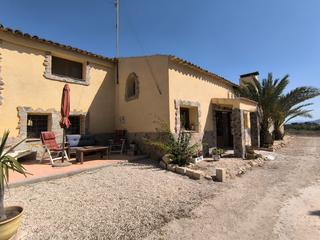 Casa a Monòver. Esta espaciosa villa de 4 dormitorios y 2 baños en chinorlet ofr