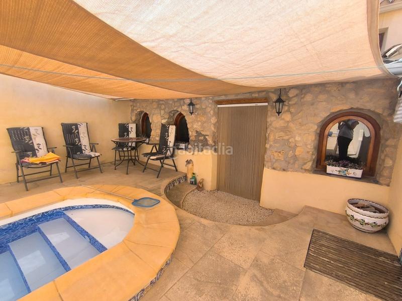 Foto 0986d4ca-c16e-4102-a706-22105bf61fd2. Casa esta espaciosa villa de 4 dormitorios y 2 baños en chinorlet ofrece una excelente combinación de reformas completas y espacio para en Monòver