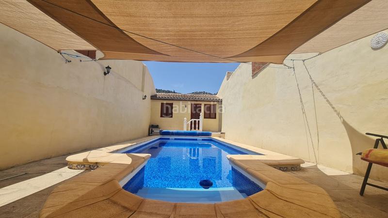 Foto 4ffc723d-e4dd-4fd8-83f0-4dbd5d039904. Casa esta espaciosa villa de 4 dormitorios y 2 baños en chinorlet ofrece una excelente combinación de reformas completas y espacio para en Monòver