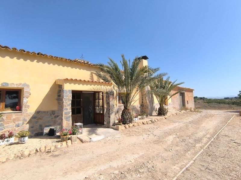 Foto 59ddce89-fb91-462b-9c74-330242a2b325. Casa esta espaciosa villa de 4 dormitorios y 2 baños en chinorlet ofrece una excelente combinación de reformas completas y espacio para en Monòver
