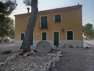 Casa a Yecla. Esta espaciosa casa de 300 m se encuentra en una parcela de 5.00