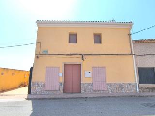 Casa a Monòver. Esta espaciosa casa adosada, bien cuidada, ofrece una oportunida