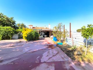 Casa a El Rabal. Encantadora casa de campo en una amplia parcela en una zona tran