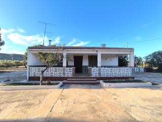 Mas à Yecla. En venta descubra esta encantadora villa ubicada en una tranquil