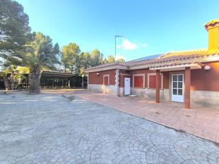 Maison à Yecla. Descubra esta hermosa villa ubicada en una tranquila zona reside