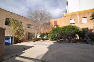 Casa a Petrer. Este gran bloque espacioso dentro de su propia oficina, garaje q
