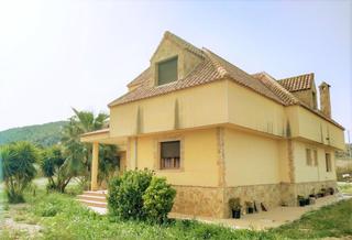 Casa a Centro. Hermosa casa de campo de estilo francés excepcionalmente bien co