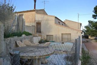 Casa a Monòver. Se trata de una gran casa de campo ubicada aproximadamente a 2 k