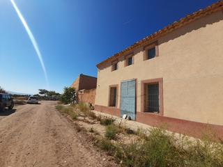 Casa a Jumilla. Esta propiedad se encuentra en el límite entre pinoso y jumilla,