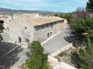 Casa a Monòver. Descubra el potencial de esta espaciosa casa, convenientemente u