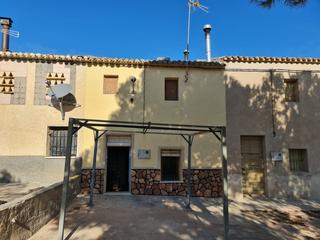 Casa a Yecla. Explore la comodidad de esta casa bien equipada en el sereno cam