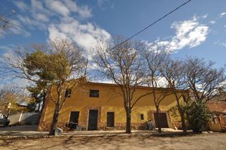 Casa a Yecla. Bienvenido a esta encantadora y espaciosa casa de campo, ubicada