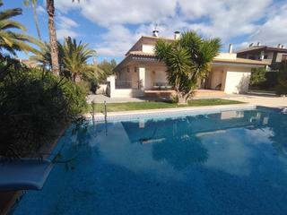 Xalet a Centro. Disponemos de esta espectacular villa en venta en una de las mej