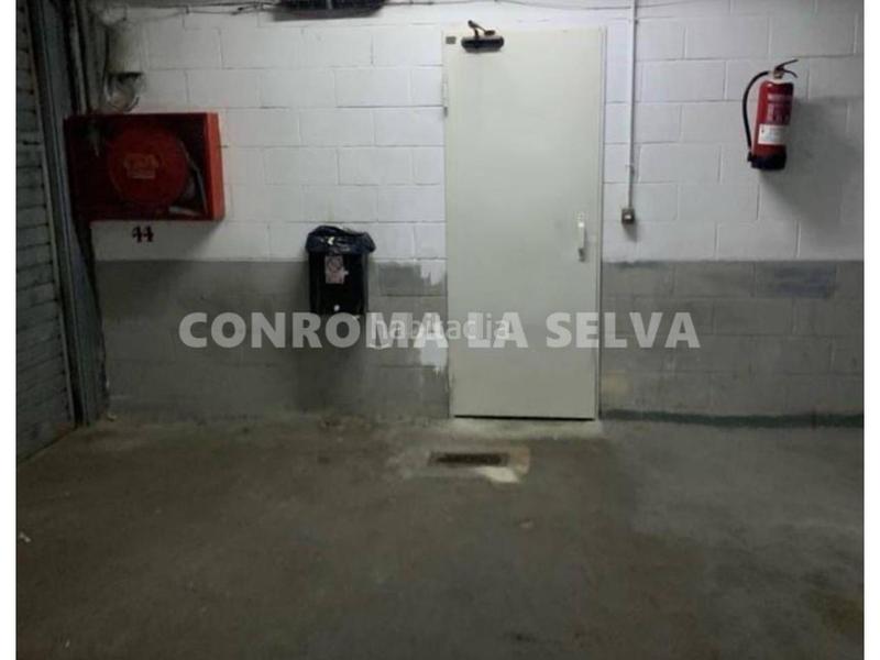Foto 0833f678-bdc8-4f6a-a3fc-9da0104fdfa2. Parking coche parquing muy bien ubicado en Els Pavos en Blanes