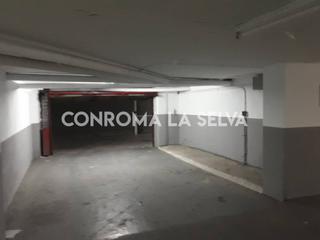 Aparcament cotxe a Centre. Garaje en venta en centre
