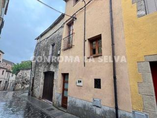 Casa adossada a Hostalric. Casa con encanto dentro de la muralla de hostalric  ideal para v
