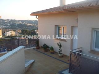 Casa a Aiguaviva Parc. Venta de una casa adosada a tres vientos en vidreres