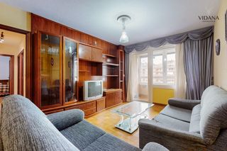 Etagenwohnung  Pamplona-iruña - irunlarrea. Vivienda de 3 habitaciones y dos baños en edificio con fachada v