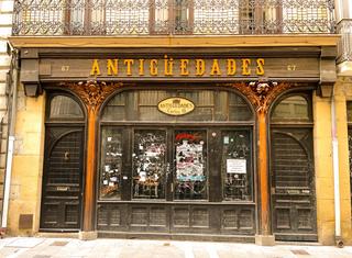 Location Local commercial  Pamplona-iruña - calle mayor. Local comercial con fachada modernista en primera zona de calle