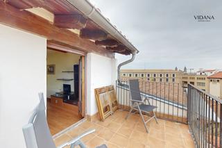 Attique  Pamplona-iruña - descalzos. Espectacular terraza con vistas en el casco antiguo.