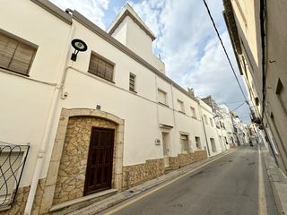 Maison à Nucli Antic. Una casa en el casco antiguo de l’escala