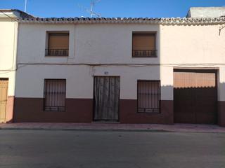 Maison à Corral de Almaguer. Vivienda con amplio patio y garaje