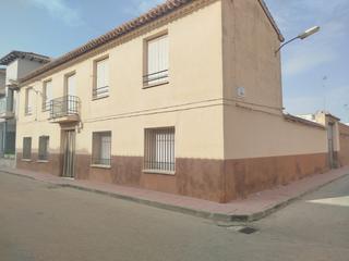 Casa a Corral de Almaguer. Vivienda con un amplio patio