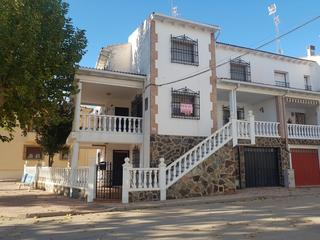 Maison jumelée à Corral de Almaguer. Casa pareada de tres plantas en corral de almaguer