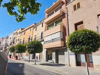 Casa  Carrer del raval. Edificio en venta de tres plantas y local comercial en calle rav