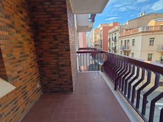 Piso en Nou Eixample Sud. Gran piso de 4 habitaciones, dos baños y parking opcional en el