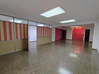 Etagenwohnung  Carrer de pere martell. Piso tanto para vivir como uso de oficina en calle pere martell,