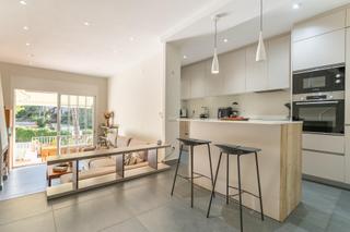 Casa bifamiliare  Carrer alt empordà. Adosado espectacular de 4 habitaciones, dos baños, garaje en la