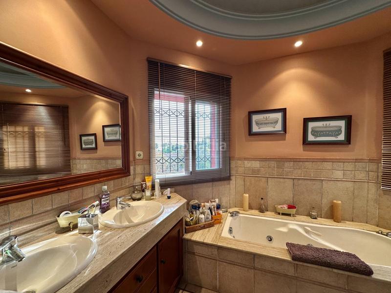 Foto be75b019-6d18-49d4-931c-8b0fe6d4fd1b. Chalet mit heizung pool in Valdeolletas - Las Cancelas - Xarblanca Marbella