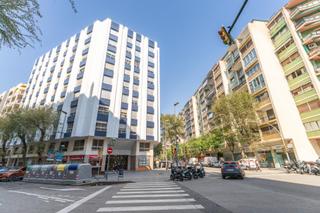 Appartement à Carrer d'higini anglès 1. Fantástico piso de tres habitaciones dobles y gran cocina office