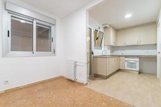 Appartement à Carrer d'higini anglès 1. Fantástico piso de tres habitaciones dobles y gran cocina office