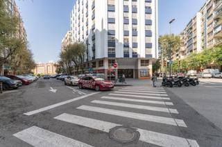 Appartement à Carrer d'higini anglès 1. Fantástico piso de tres habitaciones dobles y gran cocina office