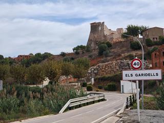 Mas  Carrer torre. Casa de dos plantas a reformar a tu gusto en els garidells tarra