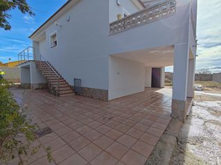 Xalet  Calle barcelona. En venta precioso chalet en un paraje natural ubicado en calle b