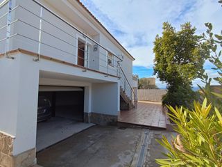Chalet  Calle barcelona. En venta precioso chalet en un paraje natural ubicado en calle b