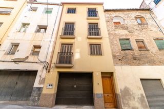 Casa  Carrer dels arcs 12. Casa seminueva en venta en el centro de falset