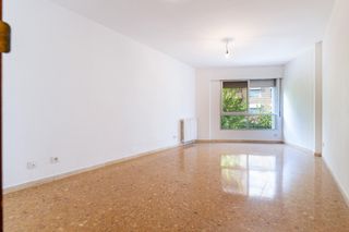 Appartement  Higini angles. En venta fantástico piso de tres habitaciones dobles una sencill